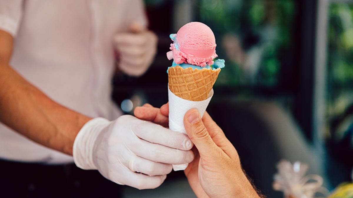 summertime-close-up-view-man-buying-cone-ice-cream-kiosk-outdoors_06728800
