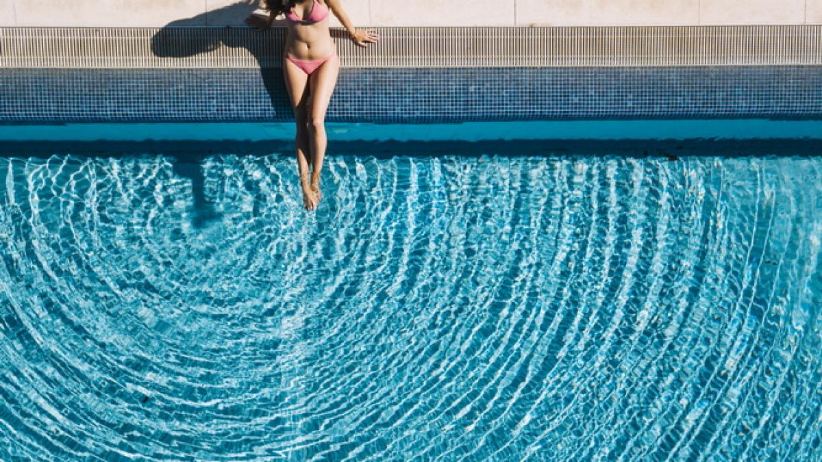 top-view-girl-relaxing-pool_resize_82403400