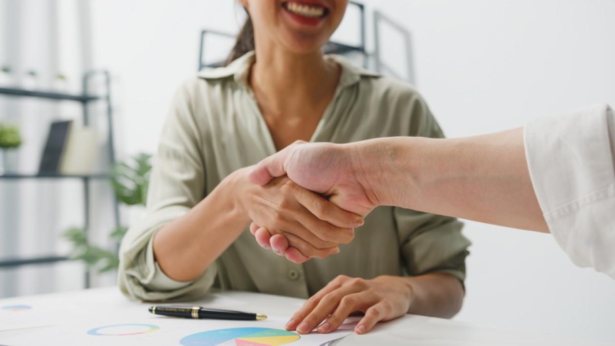 femeie-contract_resize_90330400