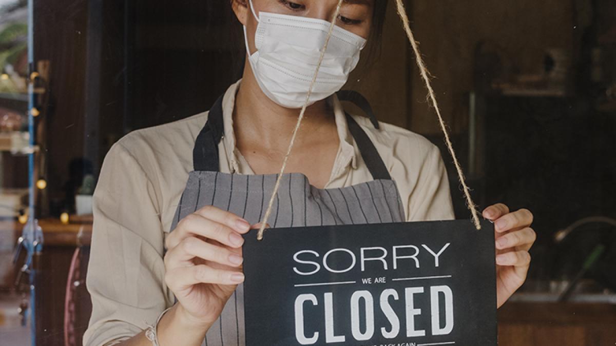 young-asian-girl-wear-face-mask-turning-sign-from-open-closed-sign-glass-door-cafe-after-coronavirus-lockdown-quarantine_00780900
