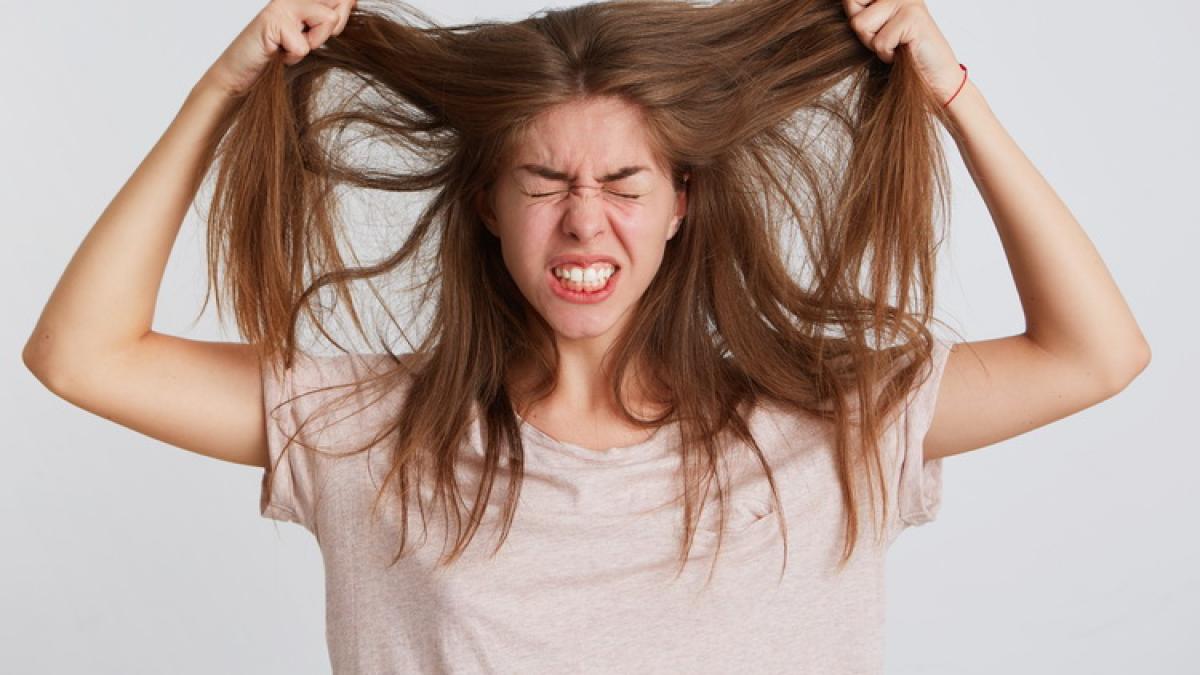 portrait-mad-crazy-young-woman-pulling-out-her-hair_resize_92715200