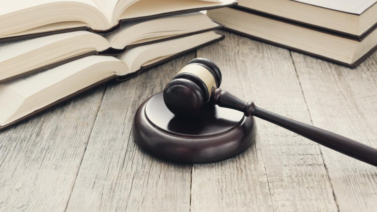 court-hammer-books-judgment-law-concept_resize_78907400