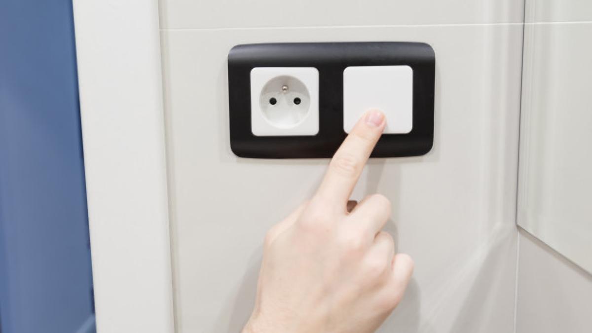 turn_off_light_switch_81262_455_93368200
