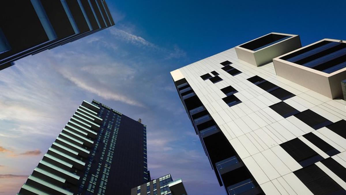 Incendiu la Milano! Un gzârie-nori devastat de flăcări VIDEO