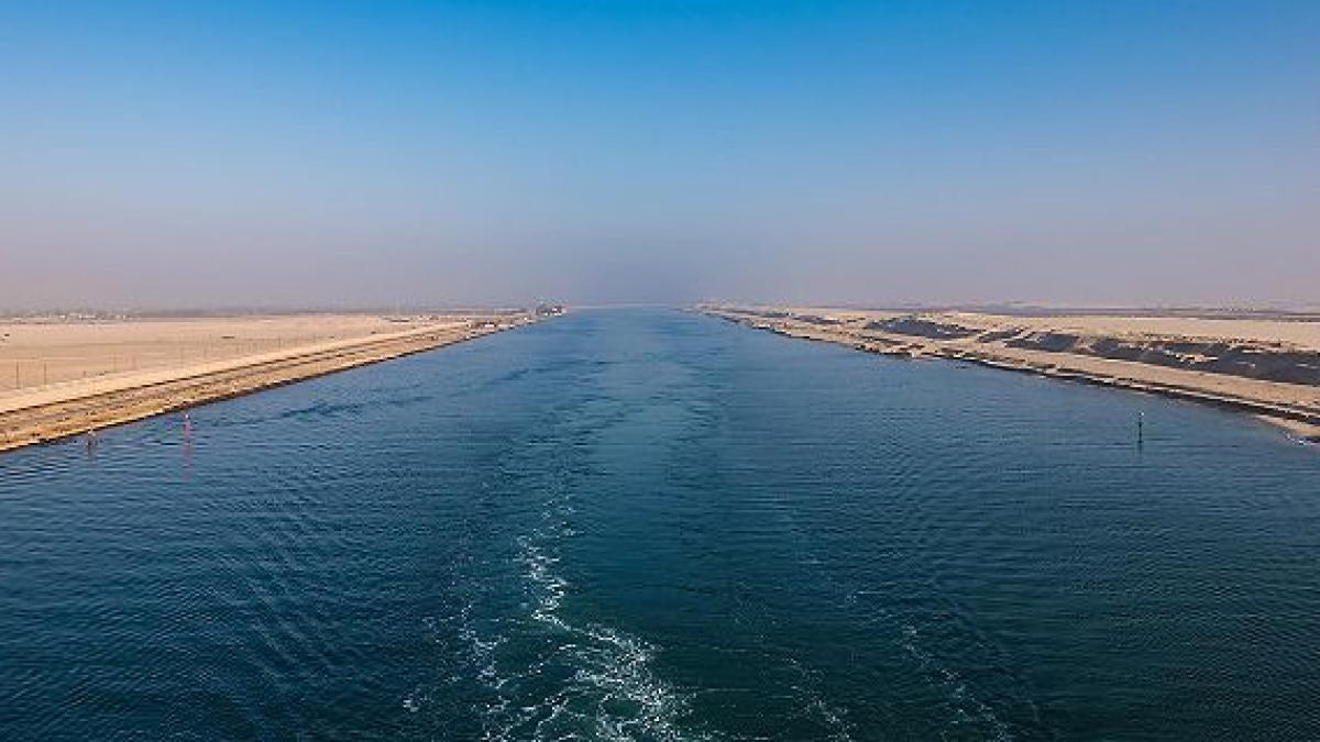 suez_canal_panoramic_view_48726800