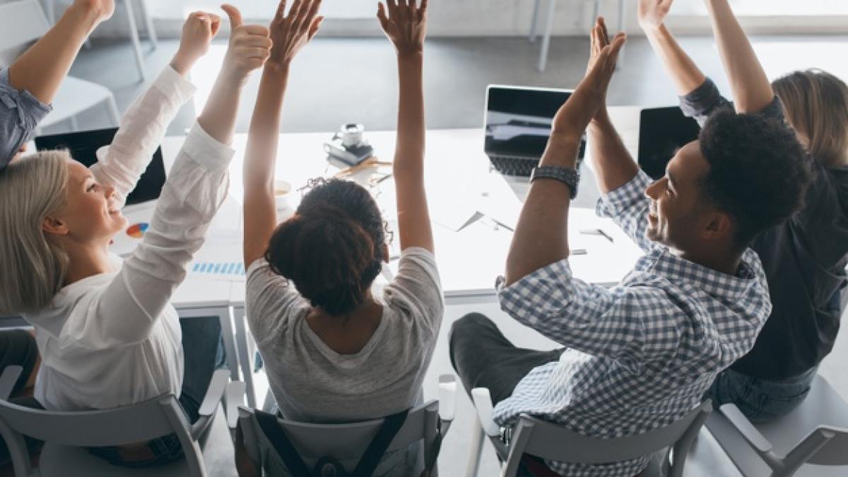 curly_african_female_student_with_backpack_sitting_chair_beside_computer_stretching_indoor_portrait_from_back_lazy_office_workers_tired_from_hard_work_with_laptops_197531_3720_70521900