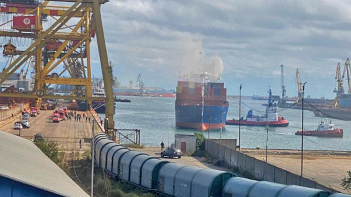 ALERTĂ în portul Constanța. Incendiu la un vapor ancorat în dana 23 VIDEO