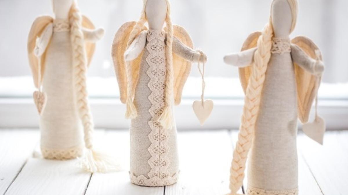 beautiful-soft-toys-angels-form-people-concept-celebration-family_169016-4567_60060100