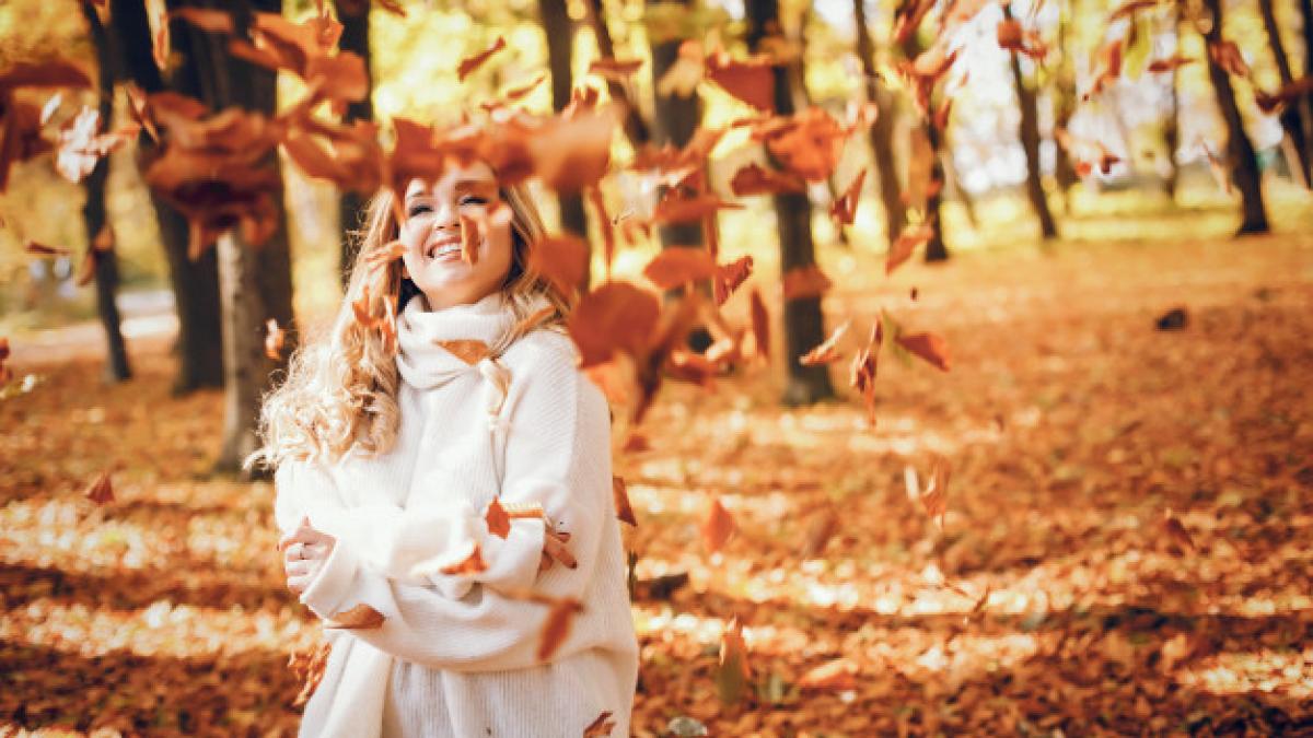 elegant_girl_sunny_autumn_park_1157_18524_78730500