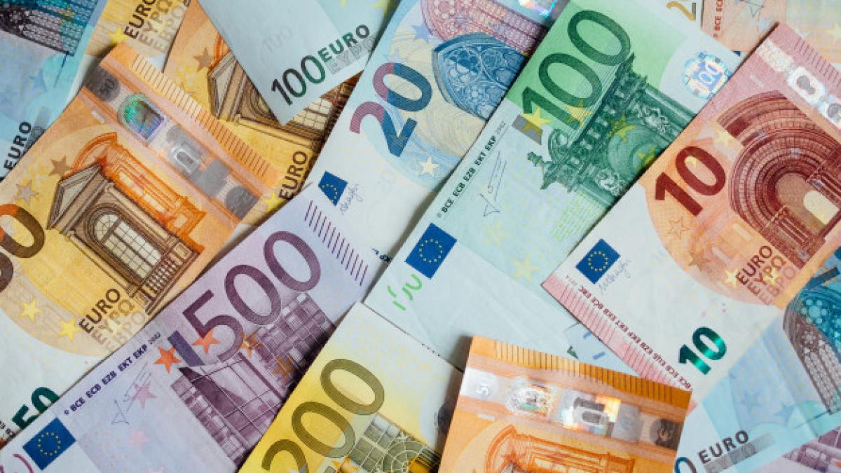 pile_paper_euro_banknotes_as_part_united_country_s_payment_system_153977_12_07715500