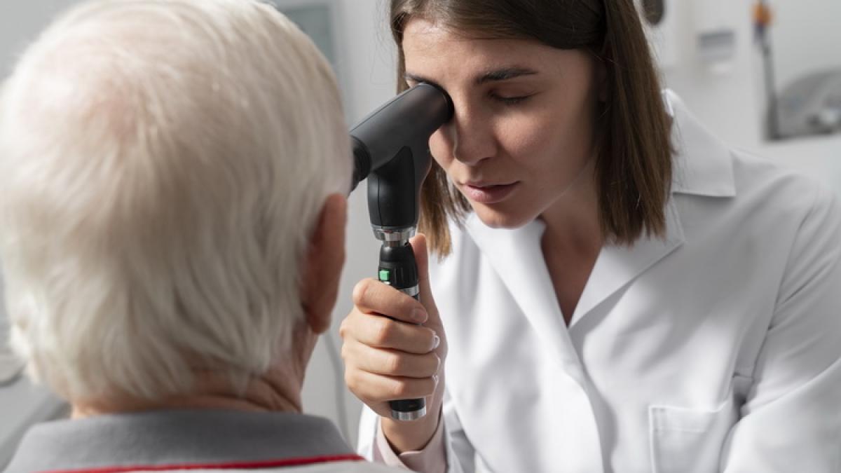 man-having-eye-sight-check_resize_89984700