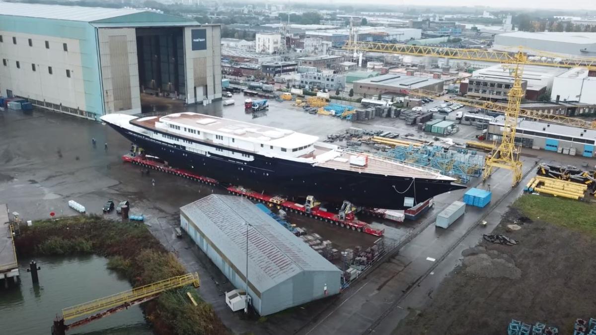 Cum arată noua jucărie a lui Jeff Bezos. Noul mega-yacht, zărit pe un șantier din Olanda VIDEO