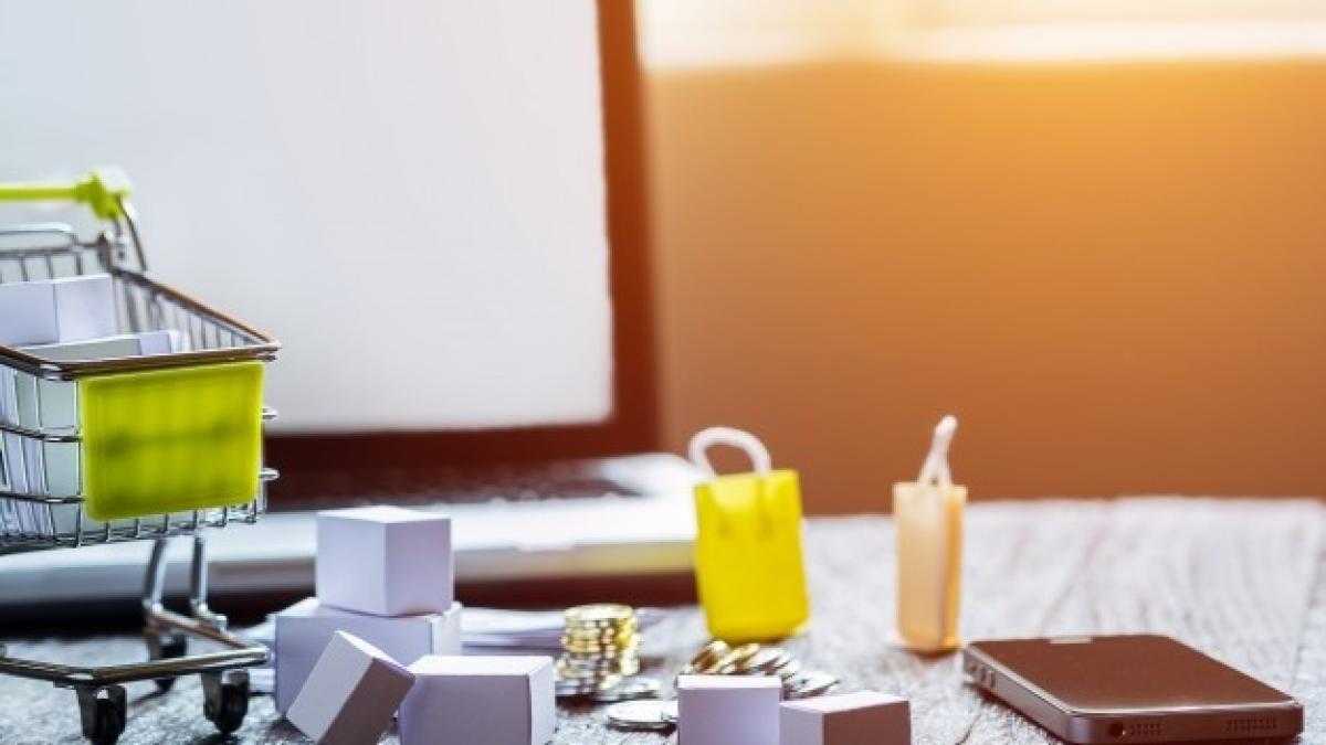 laptop-blank-screen-hopping-cart-full-gifts-with-copyspace-online-shopping-concept_1423-92_65026900