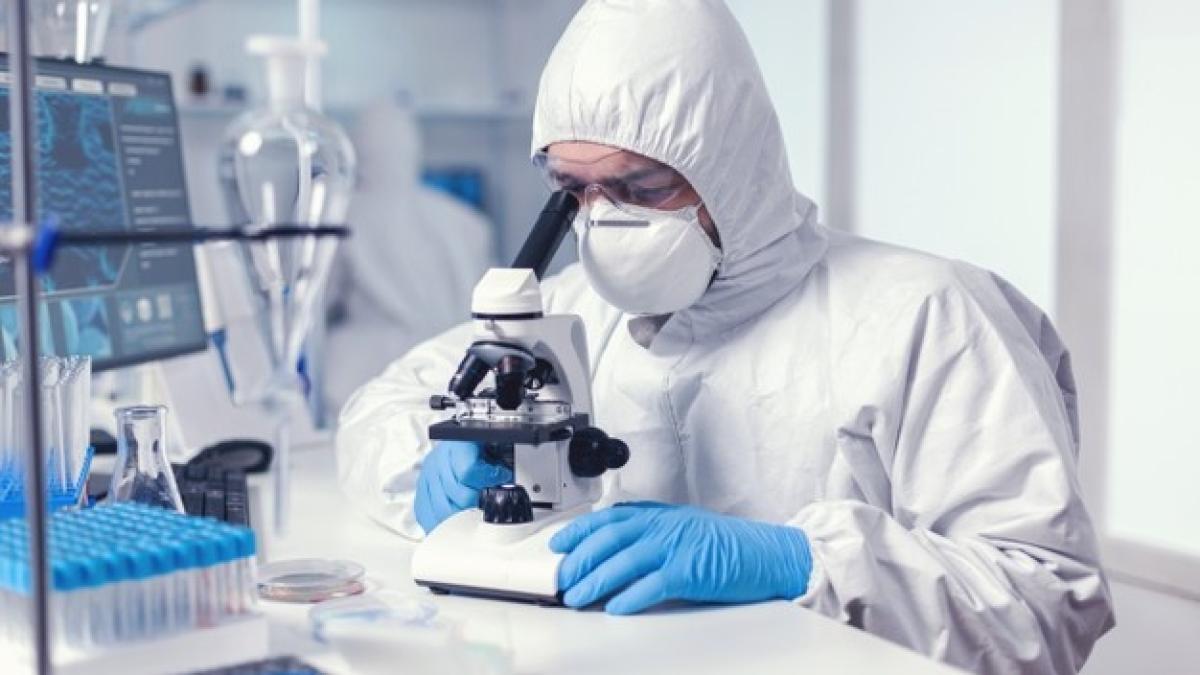 microbiologist-with-protection-glasses-using-microscope-dressed-ppe-suit_482257-957_88724700