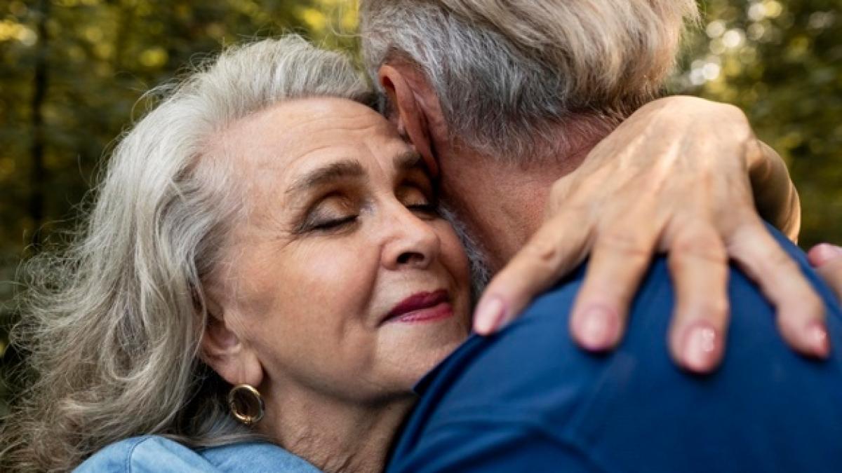 pensionari-imbratisati_80733000