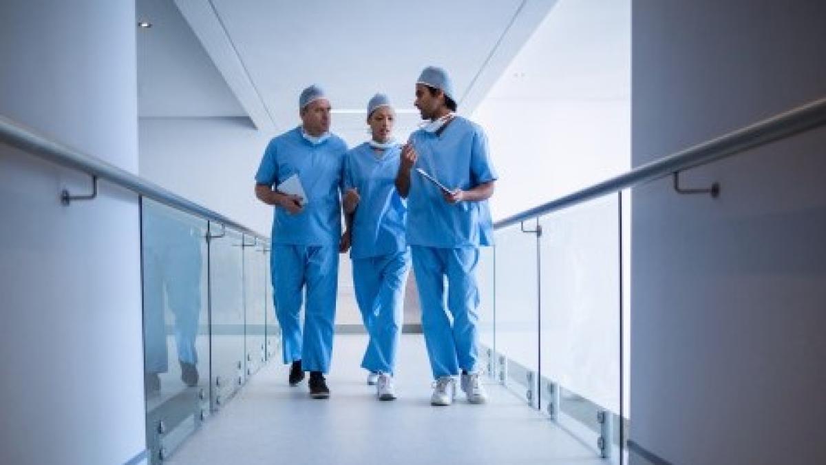 surgeons-interacting-with-each-other_107420-65924_46212600