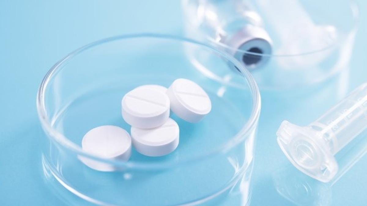closeup-shot-white-pills-glass-dish-lab_181624-35938_01362600