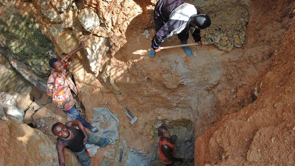 1200px-wolframite_mining_in_kailo2-_drc_90341600