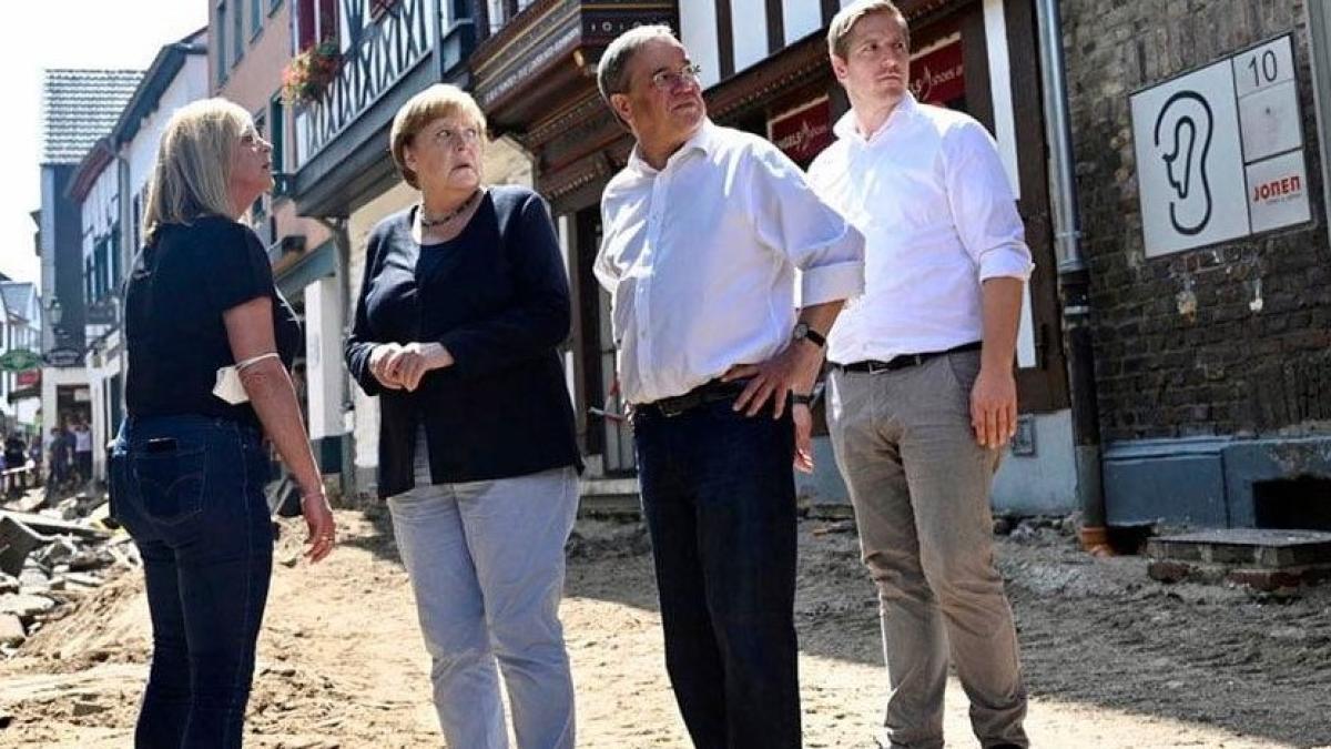 Angela Merkel. Ceremonie de rămas bun pe ritmuri de muzică rock  VIDEO