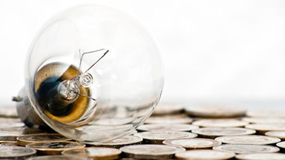 filament-bulb-lying-euro-coins_1401-453_02926000