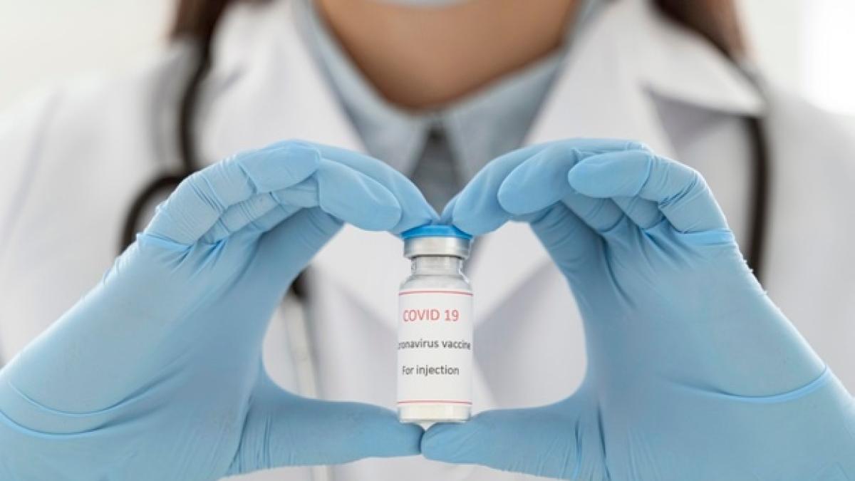 doctor-holding-vaccine-recipient_23-2148755578_51502900