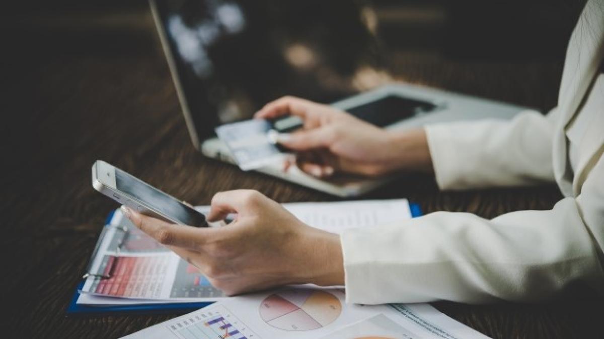 payment-customer-commerce-lifestyle-laptop_1150-1701_99317400