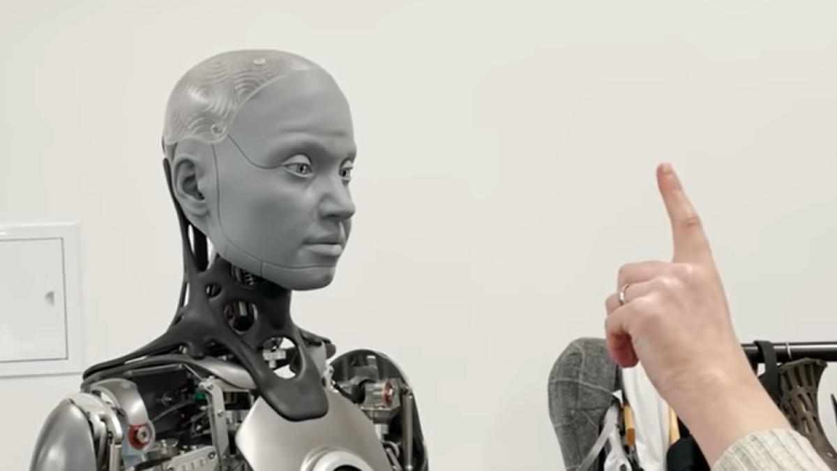 Robot umanoid, comparat cu "Terminator". Cum reacționează când cineva se apropie prea mult VIDEO