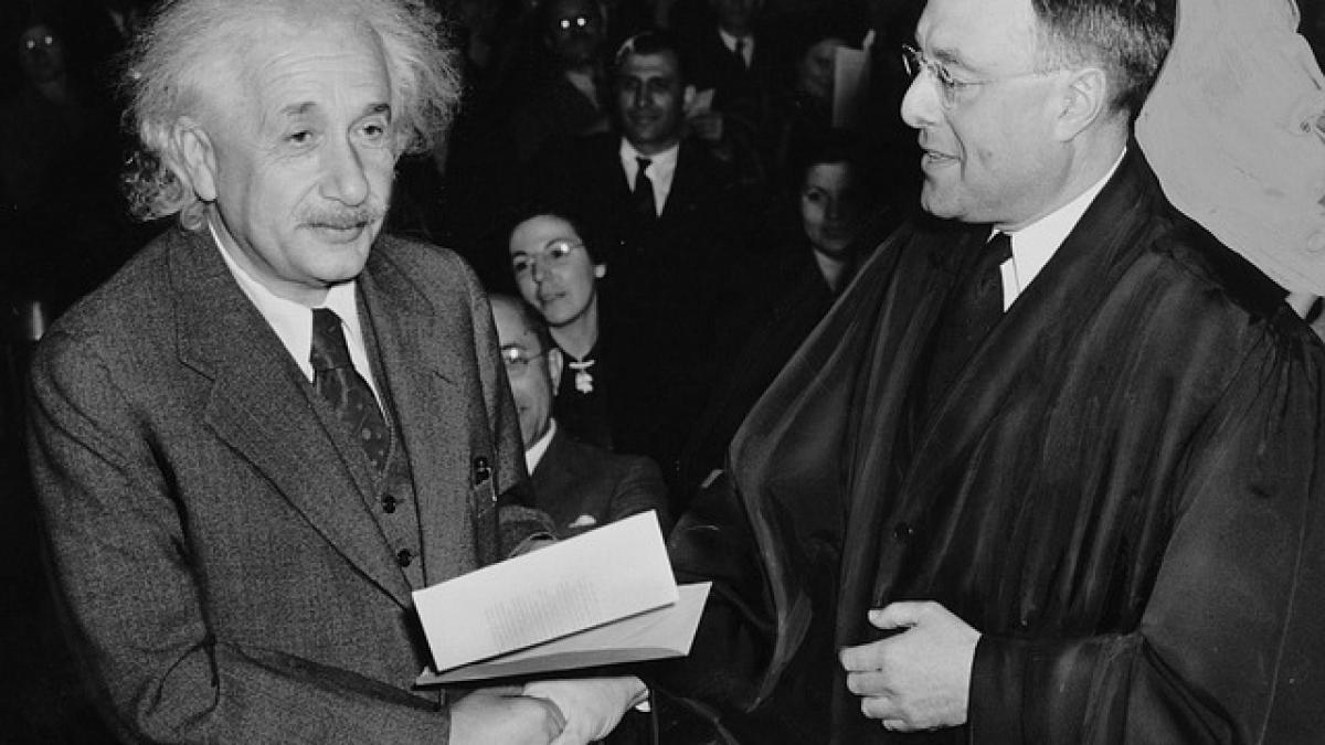 albert_einstein_physicist_genius_scientists_121_62931_77117000