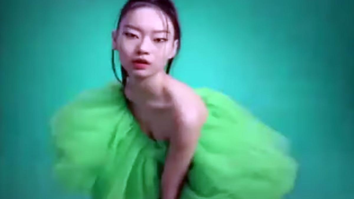 Chinezii au cășunat pe Mercedes. Cauza, un model cu ochii ”prea oblici” VIDEO