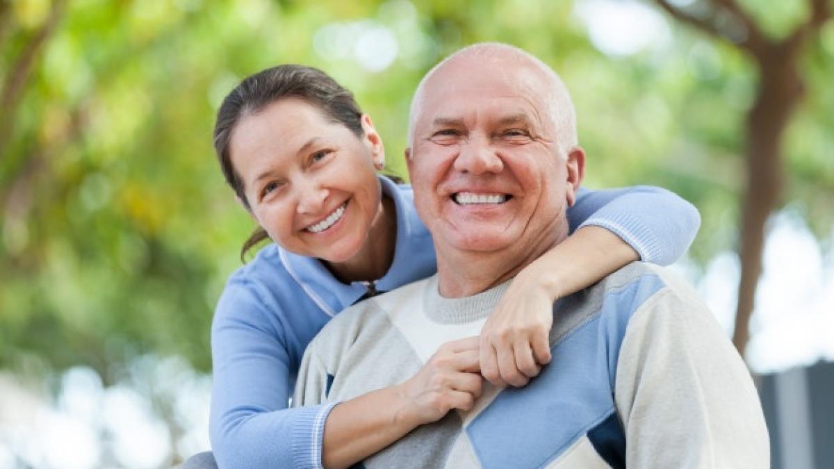 senior-couple-park_1398-3710_98378100