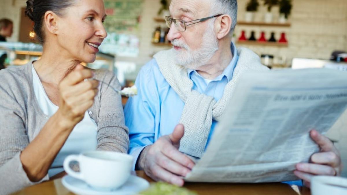 reading-newspaper_1098-13865_84291300