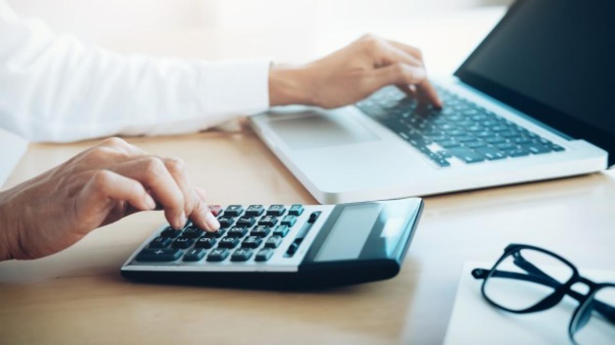 finances_saving_economy_concept_female_accountant_banker_use_calculator_1421_91_19583700