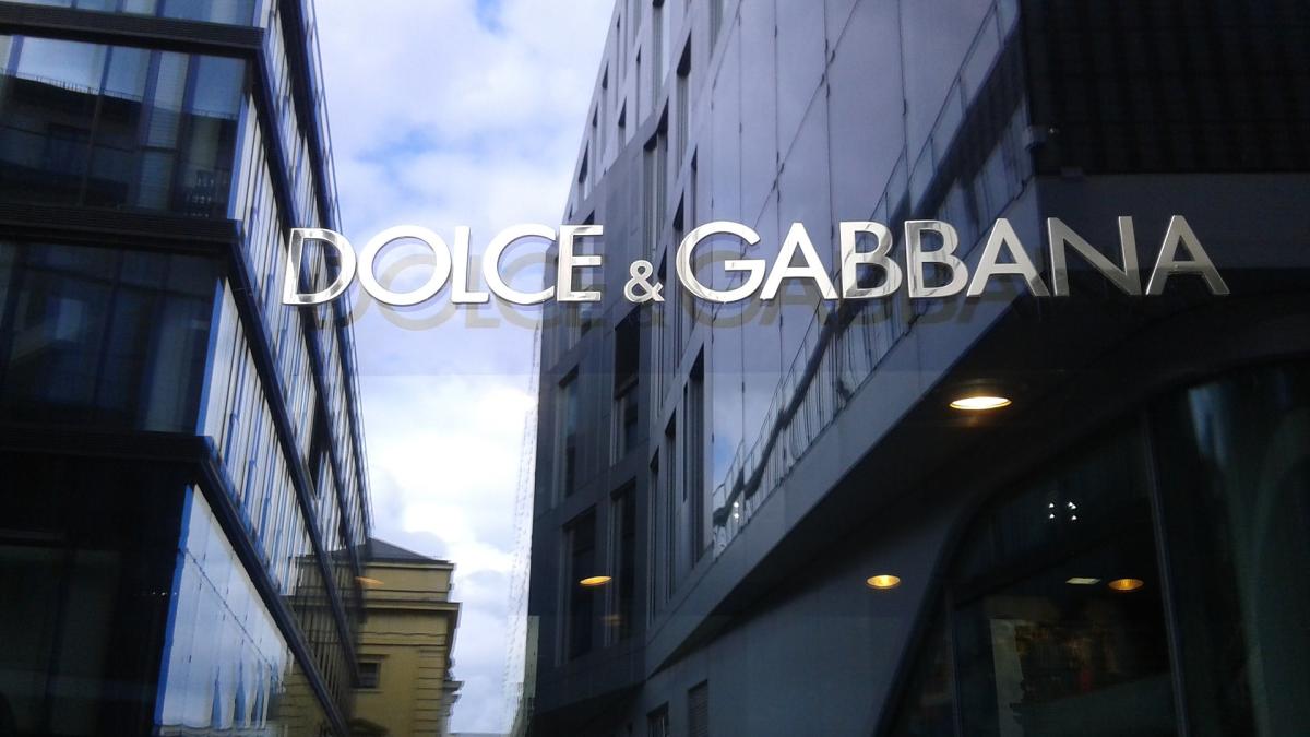 Dolce&Gabbana RENUNȚĂ la BLĂNURILE NATURALE