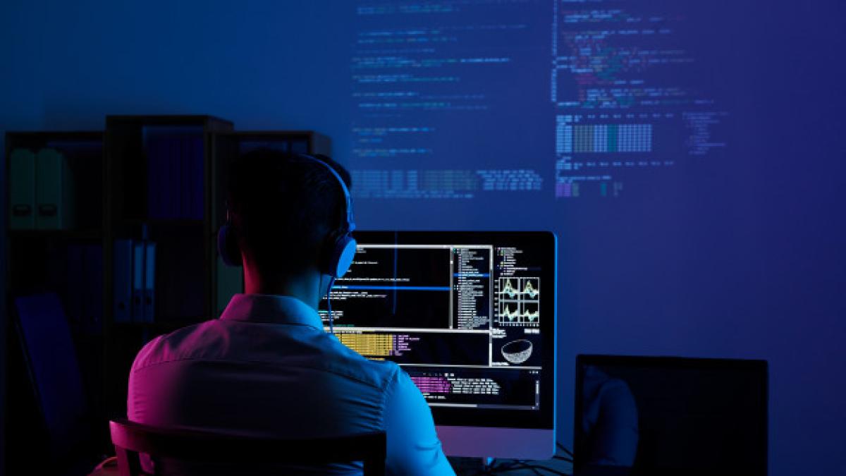 rear_view_programmer_working_all_night_long_1098_18697_91092400