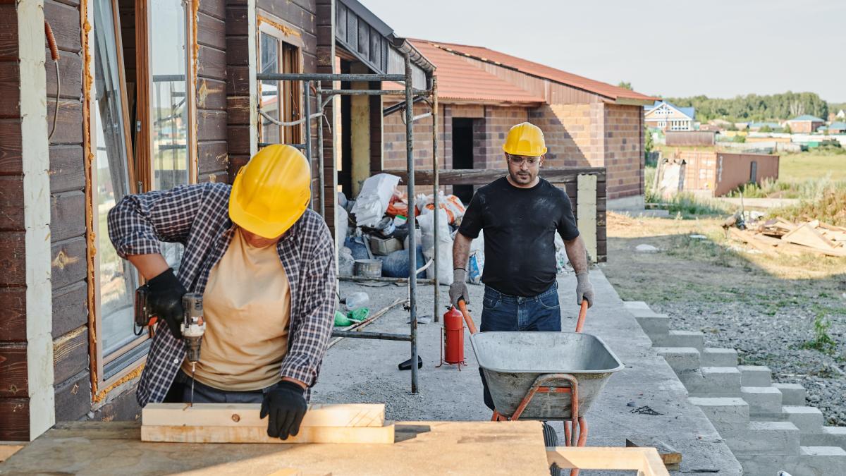 cat-castiga-un-angajat-in-constructii--salariile-uriase-de-care-fug-romanii_46226400