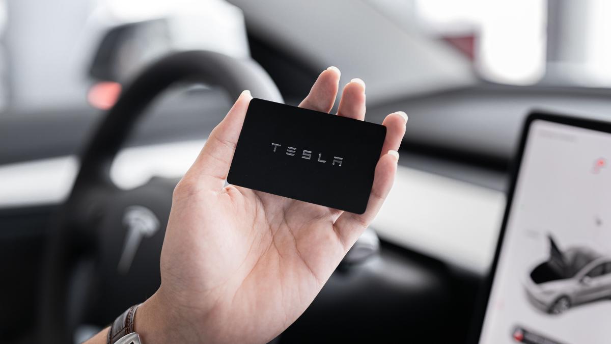 tesla---pexels-screen-post-10029872_41899500