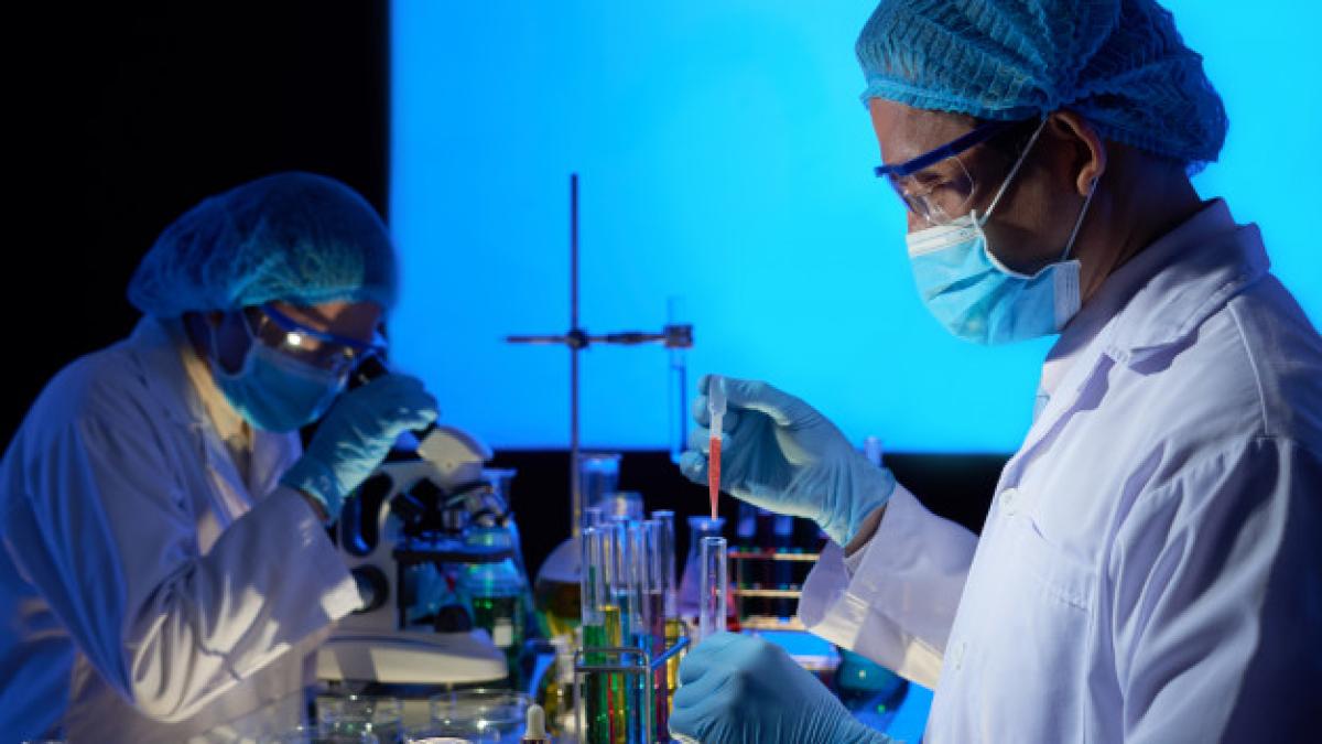 asian_scientists_working_vaccine_creation_1098_18426_70493200