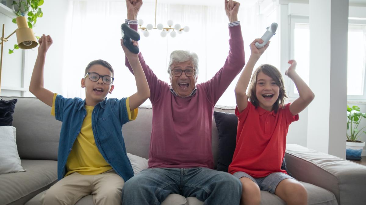 bunic-cu-nepotii_67103500