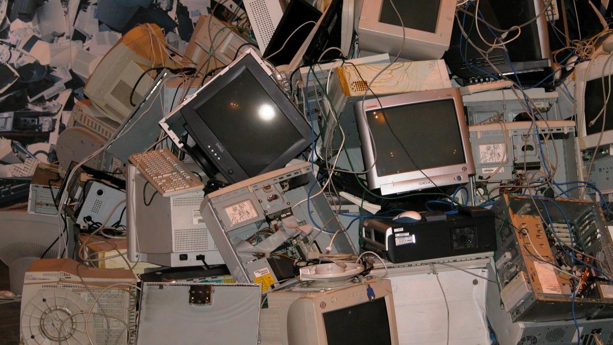 computers_monitors_equipment_cables_pc_monitor_trash_electronics-716524_77115800