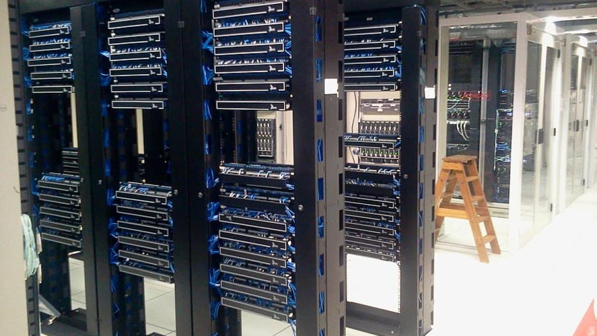 datacenter-servers-computers_29718800