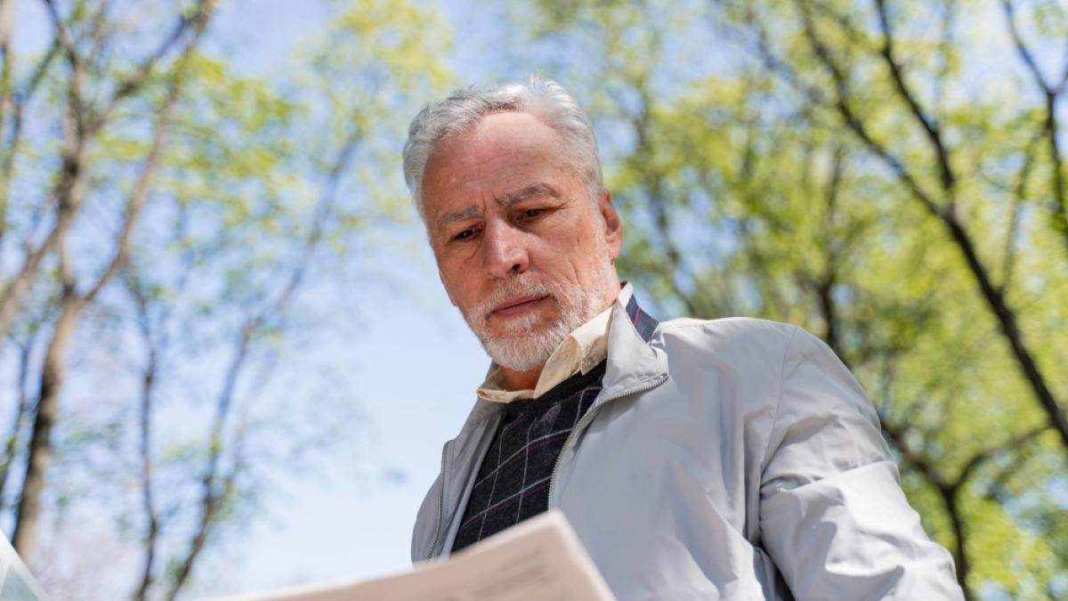 medium-shot-man-reading-newspaper_21749100
