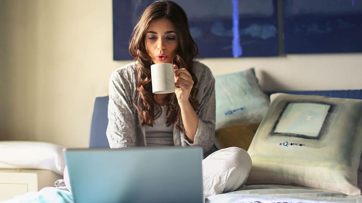 bed-coffee-laptop-hot_70064900