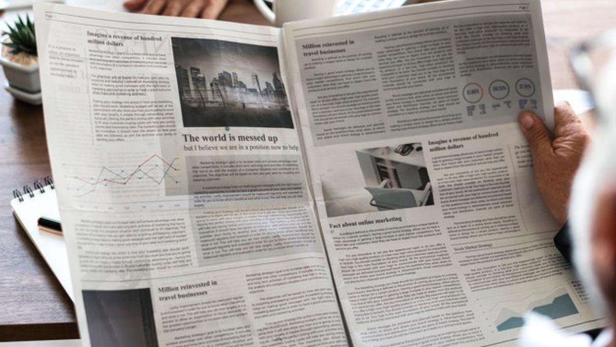 business-people-reading-newspaper_53876-14764_42530100