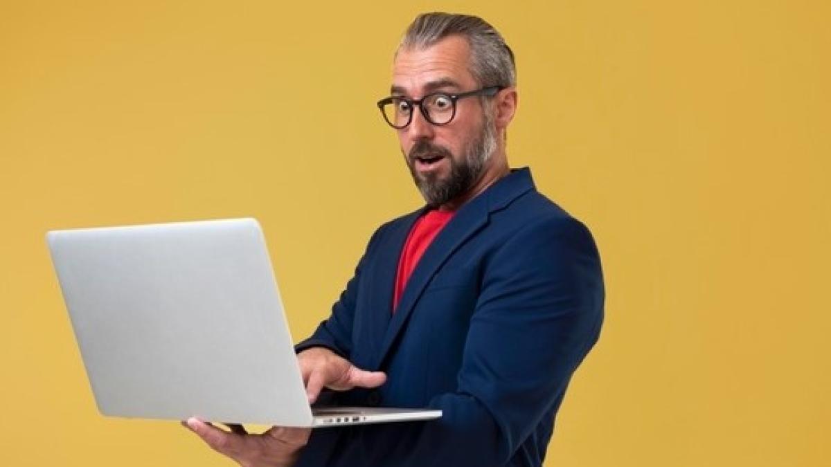 pensionar-laptop_47431200