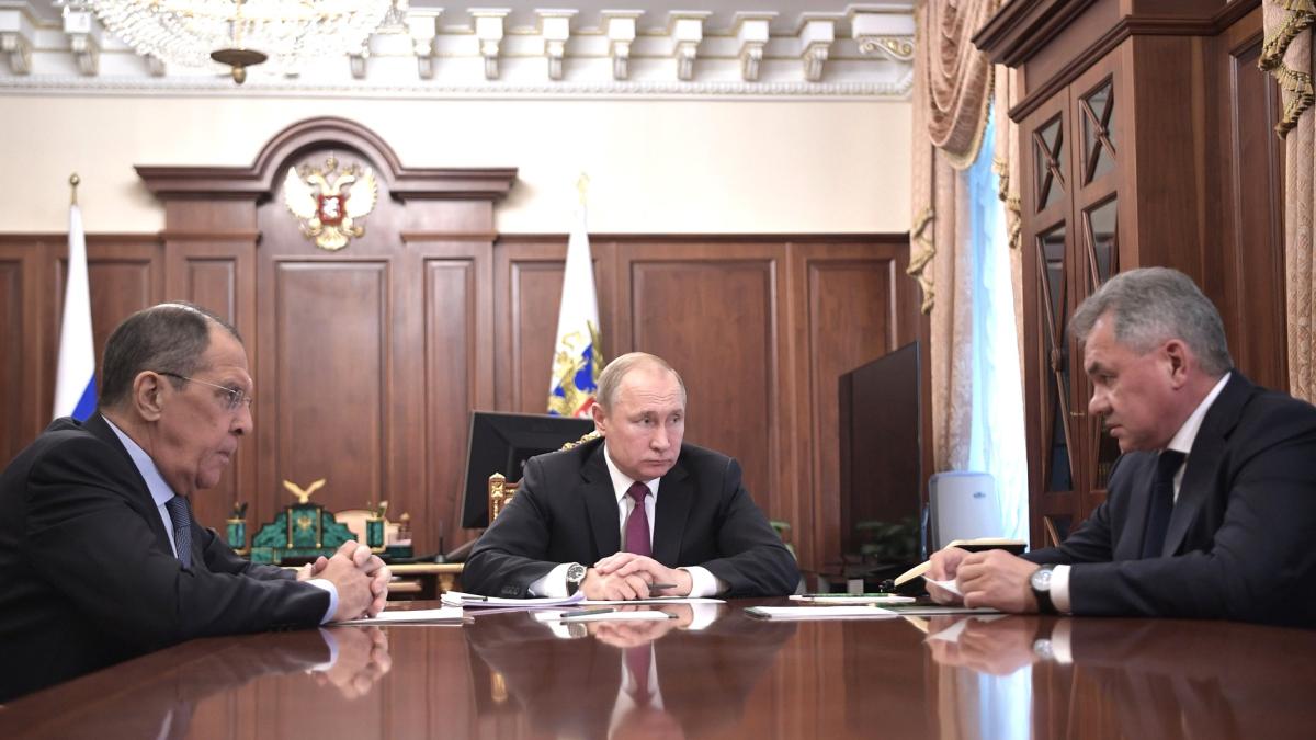 lavrov-putin-soigu_48303300