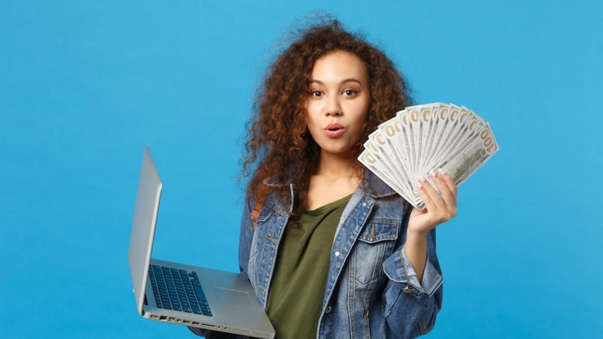 femeie-computer-bani_53613700