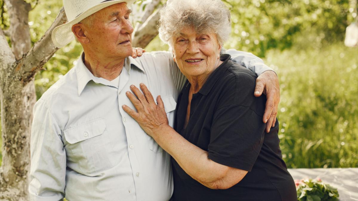 beautiful-old-couple-spend-time-summer-garden_26000500