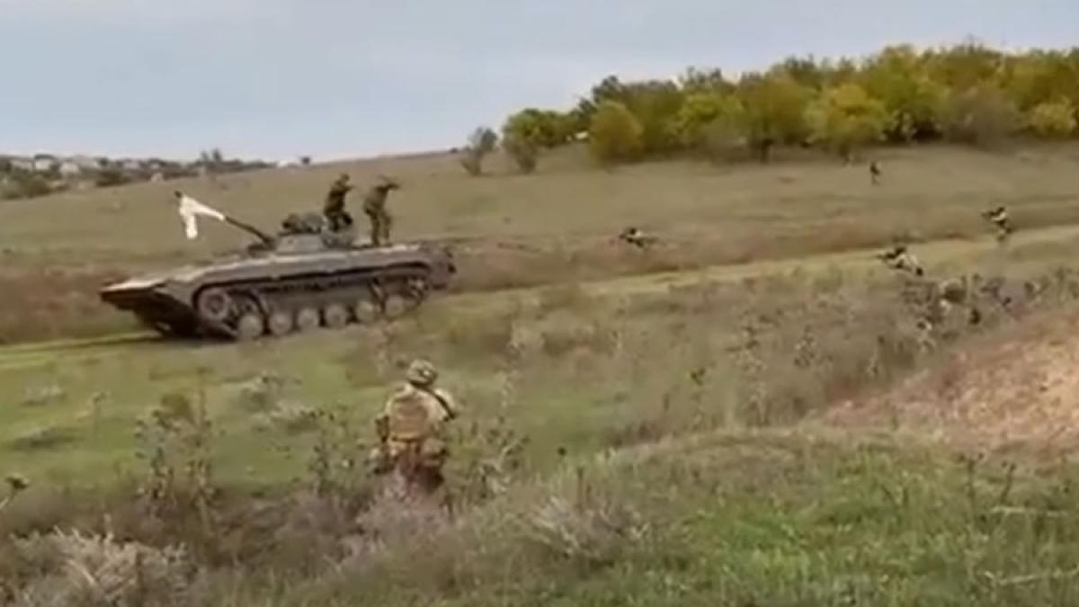 Imagini uluitoare. Militari ruși se predau în Herson cu tot cu echipamente VIDEO