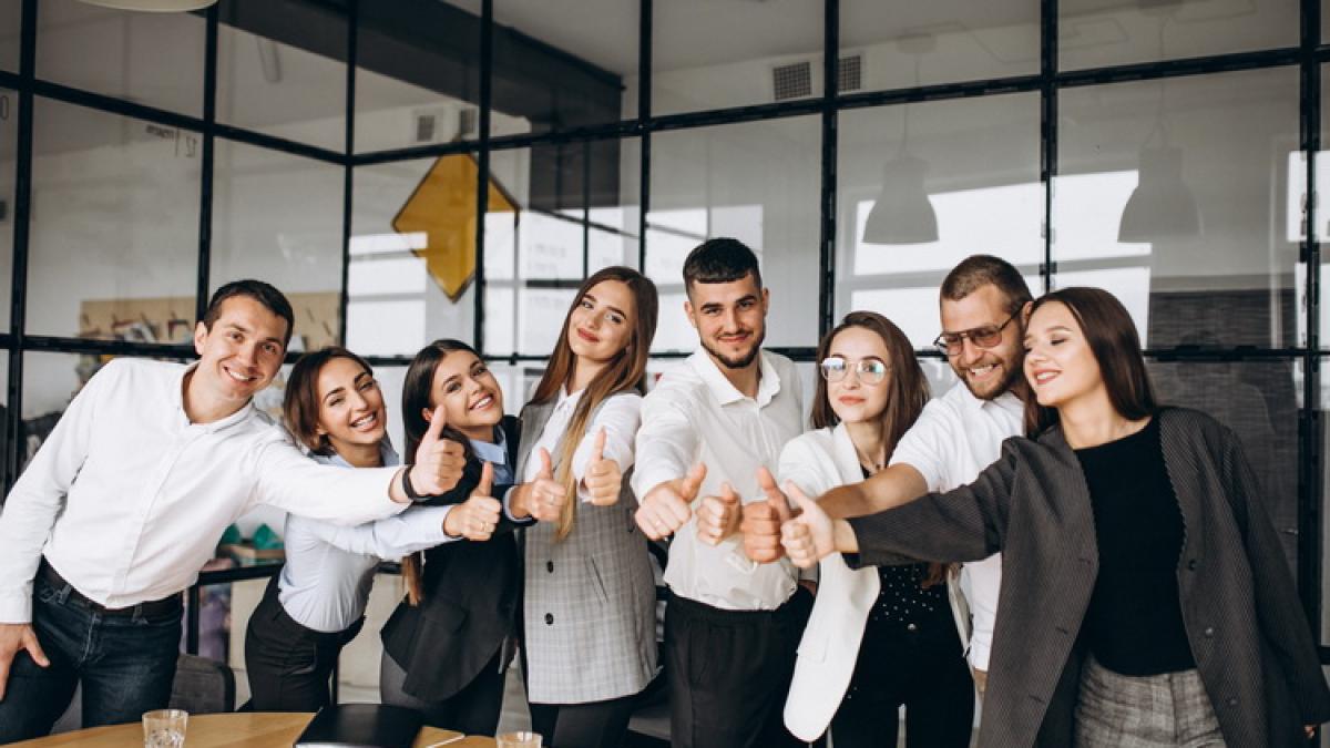 group-people-working-out-business-plan-office_resize_48310100