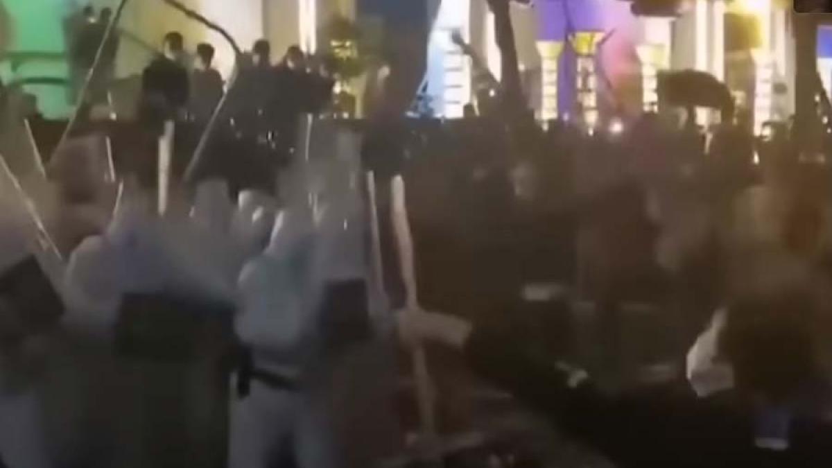 Proteste violente în China. Foxconn oferă angajaților 1.400 $ ca să plece acasă VIDEO